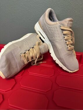 Nike Air Max Zero Women’s 9.5